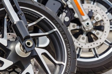 Moskova, Rusya - 04 Mayıs 2019: Harley Davidson motosikletlerin ön tekerlekleri yakın çekim. Moto festivali Mosmotofest 2019