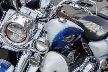 Moskova, Rusya - 04 Mayıs 2019: Güneşli bir günde park halinde ki Renkli Harley Davidson motosikletleri. Moto festivali Mosmotofest 2019