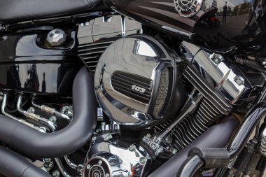 Moskova, Rusya - 04 Mayıs 2019: Harley Davidson motosiklet closeup Krom motor. Moto festivali Mosmotofest 2019