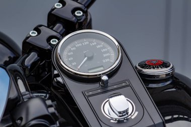 Moskova, Rusya - 04 Mayıs 2019: Harley Davidson motosiklet yakın çekim odometre ve ateşleme anahtarı ile hız göstergesi. Moto festivali Mosmotofest 2019