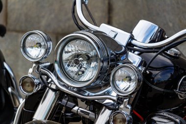 Moskova, Rusya - 04 Mayıs 2019: Harley Davidson motosiklet yakın çekim yön göstergeleri ile Krom farlar. Moto festivali Mosmotofest 2019