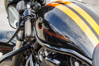 Moskova, Rusya - 04 Mayıs 2019: Amblemli ve iki sarı şeritli yakın çekimli Harley Davidson motosikletinin siyah yakıt tankı. Moto festivali Mosmotofest 2019