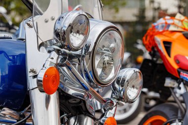 Moskova, Rusya - 04 Mayıs 2019: Harley Davidson motosiklet yakın çekim yön göstergeleri ile Krom farlar. Moto festivali Mosmotofest 2019