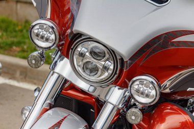 Moskova, Rusya - 04 Mayıs 2019: Harley Davidson motosiklet yakın çekim yön göstergeleri ile Krom farlar. Moto festivali Mosmotofest 2019