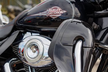 Moskova, Rusya - 04 Mayıs 2019: Harley Davidson motosikletamblemi closeup ile Krom motor ve parlak siyah yakıt tankı. Moto festivali Mosmotofest 2019