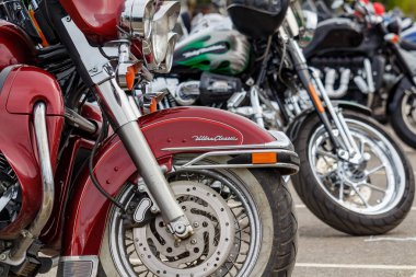 Moskova, Rusya - 04 Mayıs 2019: Harley Davidson motosikletlerin ön tekerlekleri yakın çekim. Moto festivali Mosmotofest 2019