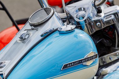 Moskova, Rusya - 04 Mayıs 2019: Harley Davidson motosiklet yakın çekim krom hız göstergesi ve ateşleme anahtarı ile parlak mavi yakıt tankı. Moto festivali Mosmotofest 2019