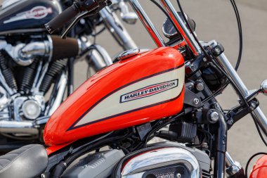 Moskova, Rusya - 04 Mayıs 2019: Harley Davidson motosiklet ve krom motor closeup amblemi ile parlak turuncu yakıt tankı. Moto festivali Mosmotofest 2019