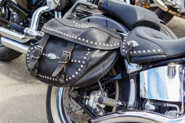 Moskova, Rusya - 04 Mayıs 2019: Harley Davidson motosiklet yakın çekim tarafında Deri seyahat çantası. Moto festivali Mosmotofest 2019