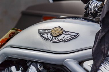 Moskova, Rusya - 04 Mayıs 2019: Mat gümüş yakıt tankı closeup Harley Davidson motosiklet amblemi. Moto festivali Mosmotofest 2019