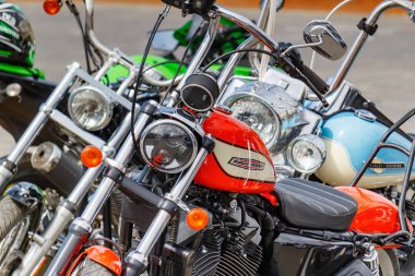 Moskova, Rusya - 04 Mayıs 2019: Harley Davidson güneşli bir günde park halinde motosikletler. Moto festivali Mosmotofest 2019