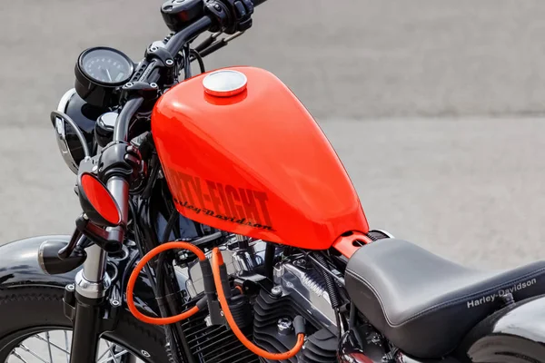 Moskova, Rusya - 04 Mayıs 2019: Parlak turuncu yakıt tankı closeup ile Kırk Sekiz Harley Davidson motosiklet. Moto festivali Mosmotofest 2019 — Stok fotoğraf