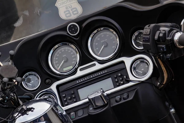 Moskou, Rusland-mei 04, 2019: Dashboard met indicatoren van Harley Davidson motorfiets close-up. Moto Festival Mosmotofest 2019 — Stockfoto