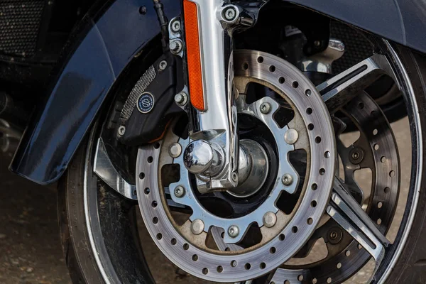 Moskou, Rusland-mei 04, 2019: voorwiel met schijfremsysteem van Harley Davidson motorfiets close-up. Moto Festival Mosmotofest 2019 — Stockfoto