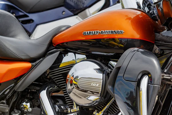 Moskova, Rusya - 04 Mayıs 2019: Harley Davidson motosiklet ve krom motor closeup amblemi ile parlak turuncu yakıt tankı. Moto festivali Mosmotofest 2019 — Stok fotoğraf