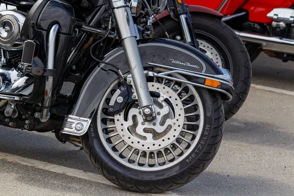 Moskou, Rusland-mei 04, 2019: voorwiel met zwarte voorspatbord van Harley Davidson motorfiets close-up. Moto Festival Mosmotofest 2019 — Stockfoto
