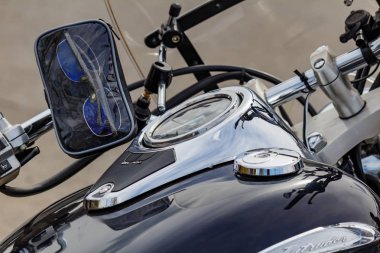 Moskova, Rusya - 04 Mayıs 2019: Suzuki Intruder turist motosiklet closeup parlak siyah yakıt tankı krom hız göstergesi. Moto festivali Mosmotofest 2019