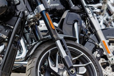 Moskova, Rusya - 04 Mayıs 2019: Park yakın çekimde Harley Davidson motosikletlerin ön tekerlekleri. Moto festivali Mosmotofest 2019