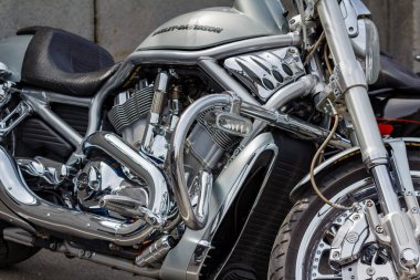 Moskova, Rusya - 04 Mayıs 2019: Harley Davidson motosiklet egzoz sistemi boruları ile Krom motor. Moto festivali Mosmotofest 2019