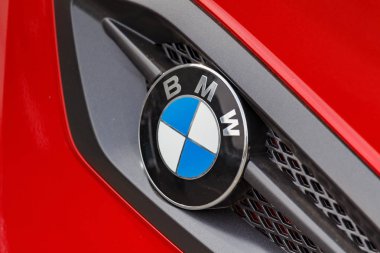 Moskova, Rusya - 04 Mayıs 2019: Bmw amblemi spor motosiklet parlak kırmızı rüzgar geçirmez kalkan closeup. Moto festivali Mosmotofest 2019