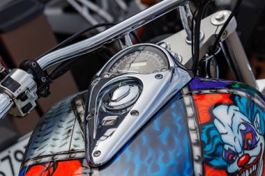 Moskova, Rusya - 04 Mayıs 2019: Honda motosiklet yakın çekim airbrushing ile parlak yakıt tankı krom hız göstergesi ve ateşleme anahtarı. Moto festivali Mosmotofest 2019