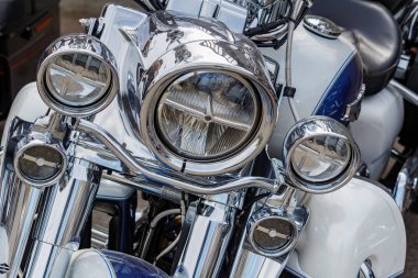 Moskova, Rusya - 04 Mayıs 2019: Harley Davidson motosiklet yakın çekim yön göstergeleri ile Krom farlar. Moto festivali Mosmotofest 2019