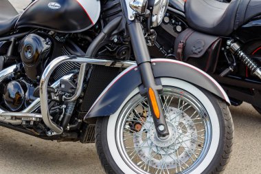 Moskova, Rusya - 04 Mayıs 2019: Park halindeki mat siyah Kawasaki Vulcan turist motosikletinin ön tekerleği. Moto festivali Mosmotofest 2019