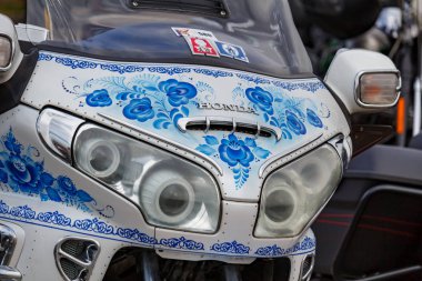 Moskova, Rusya - 04 Mayıs 2019: Turistik motosiklet Honda Gold Wing closeup Rus resim Gzhel airbrushing ile Farlar ve rüzgar geçirmez kalkan. Moto festivali Mosmotofest 2019