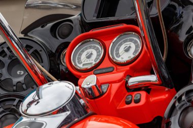 Moskova, Rusya - 04 Mayıs 2019: Parlak turuncu boyalı Harley Davidson motosiklet cromed speedometer ve takometre rüzgar geçirmez kalkan closeup altında. Moto festivali Mosmotofest 2019
