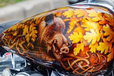Moskova, Rusya - 04 Mayıs 2019: Harley Davidson motosikleti, yakıt tankı closeup'ta meşe yapraklarındaki yaban domuzu fırçalama ile. Moto festivali Mosmotofest 2019