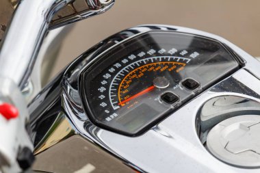 Moskova, Rusya - 04 Mayıs 2019: Suzuki Boulevard M109r'ın parlak gümüş yakıt tankındaki krom hız göstergesi motosikletyakınlaşmasını sağlıyor. Moto festivali Mosmotofest 2019