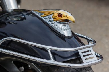 Moskova, Rusya - 04 Mayıs 2019: Honda turist motosiklet closeup parlak siyah ön çamurluk kartal baş Krom ve altın kaplama bitirmek heykelcik. Moto festivali Mosmotofest 2019
