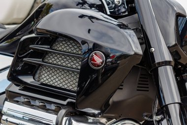 Moskova, Rusya - 04 Mayıs 2019: Parlak siyah plastik gövde kiti closeup ile Turistik motosiklet Honda Gold Wing. Moto festivali Mosmotofest 2019