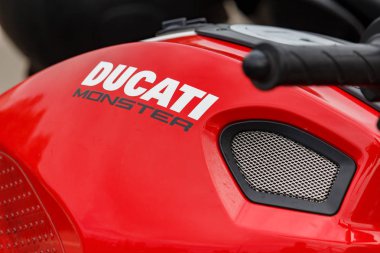 Moskova, Rusya - 04 Mayıs 2019: Spor motosiklet parlak kırmızı yakıt tankı üzerinde Ducati Monster closeup amblemi. Moto festivali Mosmotofest 2019