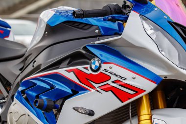 Moskova, Rusya - 04 Mayıs 2019: Bmw spor motosiklet closeup renkli plastik gövde kiti parçası. Moto festivali Mosmotofest 2019