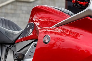Moskova, Rusya - 04 Mayıs 2019: Honda amblemi closeup ile spor motosiklet parlak kırmızı yakıt tankı. Moto festivali Mosmotofest 2019
