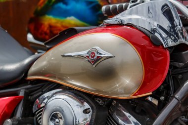 Moskova, Rusya - 04 Mayıs 2019: Kawasaki Vulcan amblemi closeup ile motosiklet parlak kırmızı ve bronz yakıt tankı. Moto festivali Mosmotofest 2019