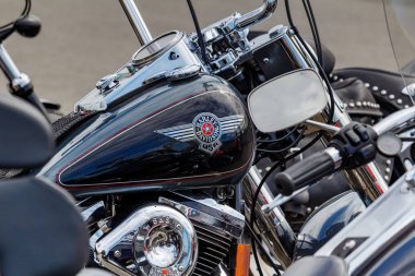 Moskova, Rusya - 04 Mayıs 2019: Amblemli ve krom motorlu Harley Davidson motosikletinparlak siyah yakıt tankı. Moto festivali Mosmotofest 2019