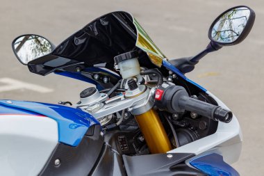 Moskova, Rusya - 04 Mayıs 2019: Bmw spor motosiklet closeup rüzgar geçirmez kalkan ve dikiz aynaları ile Gidon. Moto festivali Mosmotofest 2019