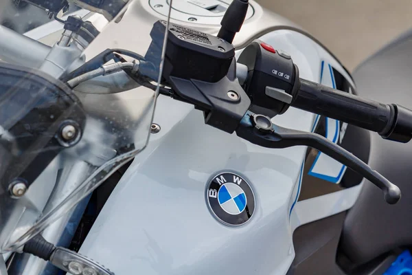 Μόσχα, Ρωσία-04 Μαϊου, 2019: έμβλημα της BMW σε λευκό γυαλιστερό ρεζερβουάρ καυσίμου αθλητικής μοτοσικλέτας. Φεστιβάλ Moto Mosmotofest 2019 — Φωτογραφία Αρχείου