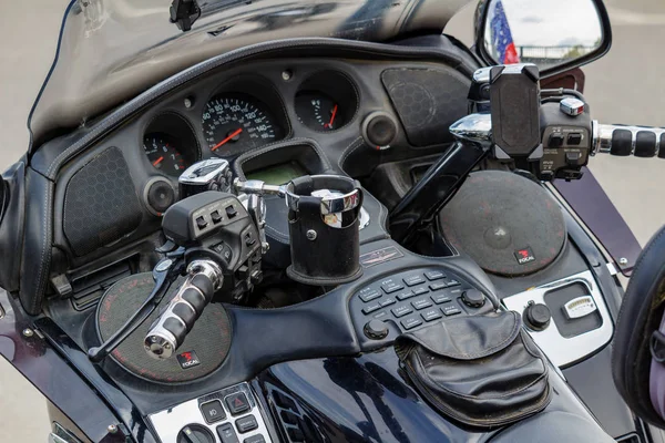 Moskou, Rusland-mei 04, 2019: Dashboard met indicatoren en multimediasysteem van Tourist trike Honda Gold Wing close-up. Moto Festival Mosmotofest 2019 — Stockfoto