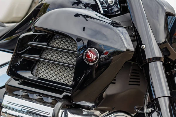 Moskova, Rusya - 04 Mayıs 2019: Parlak siyah plastik gövde kiti closeup ile Turistik motosiklet Honda Gold Wing. Moto festivali Mosmotofest 2019