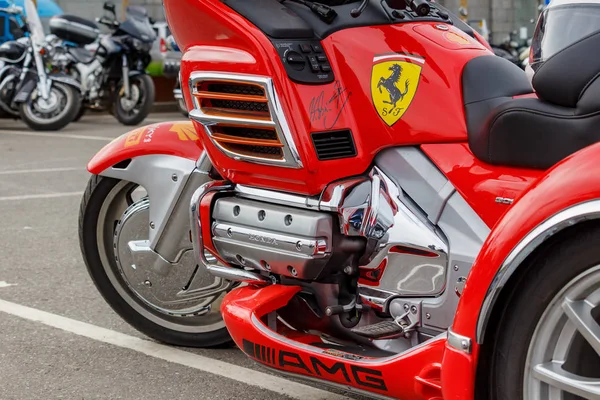 Moscou, Russie - 04 mai 2019 : Trike touristique Honda Gold Wing en kit de carrosserie en plastique rouge vif et moteur chromé dans le gros plan du parking. Moto festival MosMotoFest 2019 — Photo