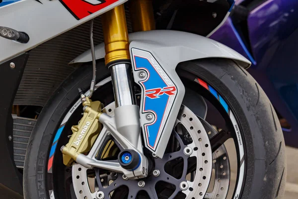 Moskou, Rusland-mei 04, 2019: voorwiel met Power Brake systeem van BMW sport motorfiets close-up. Moto Festival Mosmotofest 2019 — Stockfoto