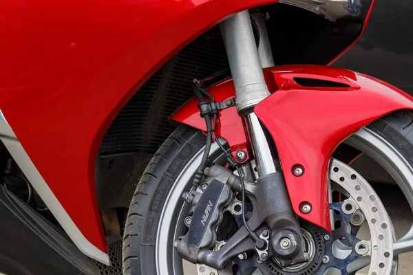 Moskou, Rusland-mei 04, 2019: voorwiel en heldere rode plastic body kit van Ducati Monster sport motorfietsen close-up. Moto Festival Mosmotofest 2019 — Stockfoto
