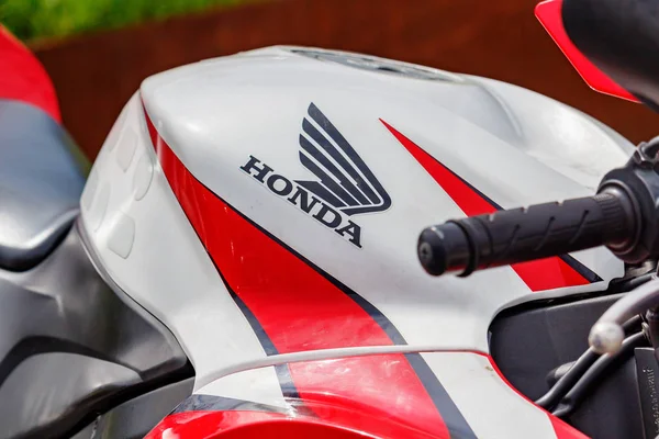 Moscú, Rusia - 04 de mayo de 2019: Tanque de combustible rojo y blanco brillante de la motocicleta deportiva con el emblema de Honda primer plano. Festival Moto MosMotoFest 2019 —  Fotos de Stock
