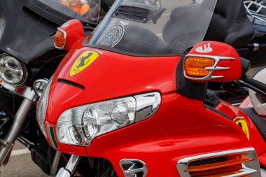Moskova, Rusya - 04 Mayıs 2019: Turist trike Honda Gold Wing closeup parlak kırmızı rüzgar geçirmez kalkan Farlar. Moto festivali Mosmotofest 2019