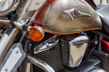 Moskova, Rusya - 04 Mayıs 2019: Kawasaki Vulcan turist motosiklet closeup Krom motor. Moto festivali Mosmotofest 2019