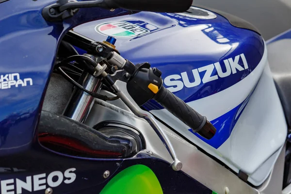Moscou, Rússia - 04 de maio de 2019: Tanque de combustível branco e azul brilhante com emblema de Suzuki esportes motocicleta closeup. Festival de Moto MosMotoFest 2019 — Fotografia de Stock