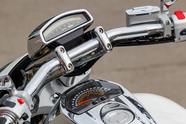 Μόσχα, Ρωσία-04 Μαΐου, 2019: ηλεκτρονικό στροφόμετρο στο τιμόνι και ταχύμετρο στην γυαλιστερή ασημένια δεξαμενή καυσίμου της Suzuki Boulevard M109r με μοτοσικλέτα κοντινά πλάνα. Φεστιβάλ Moto Mosmotofest 2019 — Φωτογραφία Αρχείου